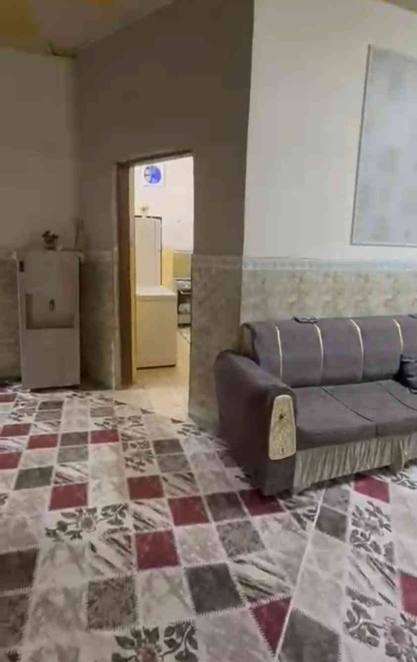 بيت للبيع التنومه شارع الاطفاء حي الغدير المساحه 150 غرفتين وديواني و مطبخ وصاله وصحيات  كونكريت مسلح  السعر 65 مع الاثاث قابل للتفاوض 
التواصل ***********
