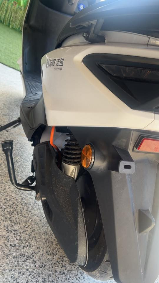 للبيع 
🚲 دراجة شحن كهربائية “فضائي” للبيع

* 🔋 بطارية 6 وحدات، كلها جديدات مبدلات قبل شهر
* 🛞 تخم تايرات جديد
* 🛑 بريك دسك أمامي وخلفي (عنبار)
* 💡 لايت أمامي قوي (عالي وواطي)
* ⚙️ دبلات جديدة
*      حالة الكفرات 85%
* 🎒 وياها جنطة GS + إكسسوارات كاملة
* 🔌 شاحنة أصلية رقمية
* ⚡ السرعة:
    * بالشاشة توصل 56
    * وبالتطبيق (ويز) توصل 60
* ⚙️ بيها 3 سرعات
* 📱 منفذ USB لشحن الموبايل (15 واط)
السعر 800.000 الف وبيها مجال بسيط 
⸻رقم ***********

📍 الدراجة نظيفة وما تحتاج شي، جاهزة للاستخدام
