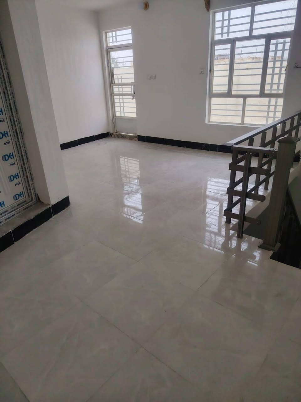 السلام عليكم 
بيت للأيجار 
الموقع /القاسم حي الوحدة 
بناء حديث غير مسكون 
طابقين متكون من غرفتين ومجمع صحي حمام داخلي وحمام خارجي  وصالتين وأستقبال ومطبخ 
مثل ماموضح بالصور 
للاستفسار على رقم ***********
