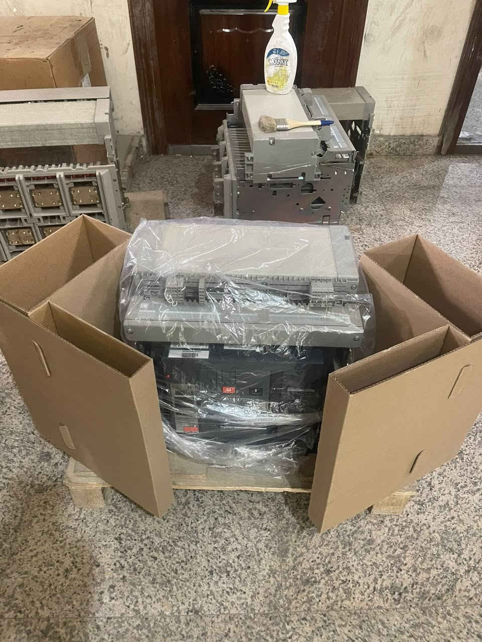قواطع وكونتكترات احجام كبيره من16امبي   25امبير 50امبير 80امبير 125امبير 160امبير 250امبير 500امبير 700امبير 1000امبيو 1600امبير 2500امبير قواطع موتورايزات شنايدر اي بي بي بسعر مناسب وتنافسي لاستفسار اتصل ***********واتساب
