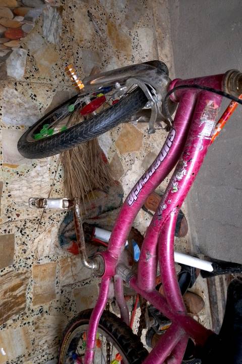 بايسكل أطفال لون وردي بحالة جيدة. يتميز بتصميم جذاب وعجلات متعددة الألوان مع زخرفات. مقعد مريح وعامود قيادة مزود بلوحة رقمية لإضافة لمسة فريدة. مناسب للمغامرات اليومية واللعب في الحديقة.