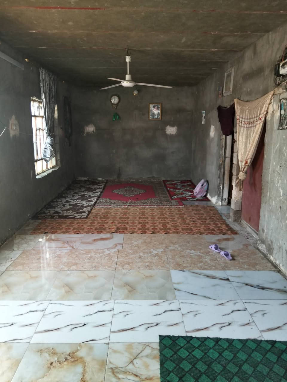 بيت للبيع زراعي. مقابيل حي شرطه       المساحه 300  يحتوي على 2 غرف نوم وصاله وصحيات وحديقة امام المنزل السعر 18.  الرقم ***********
