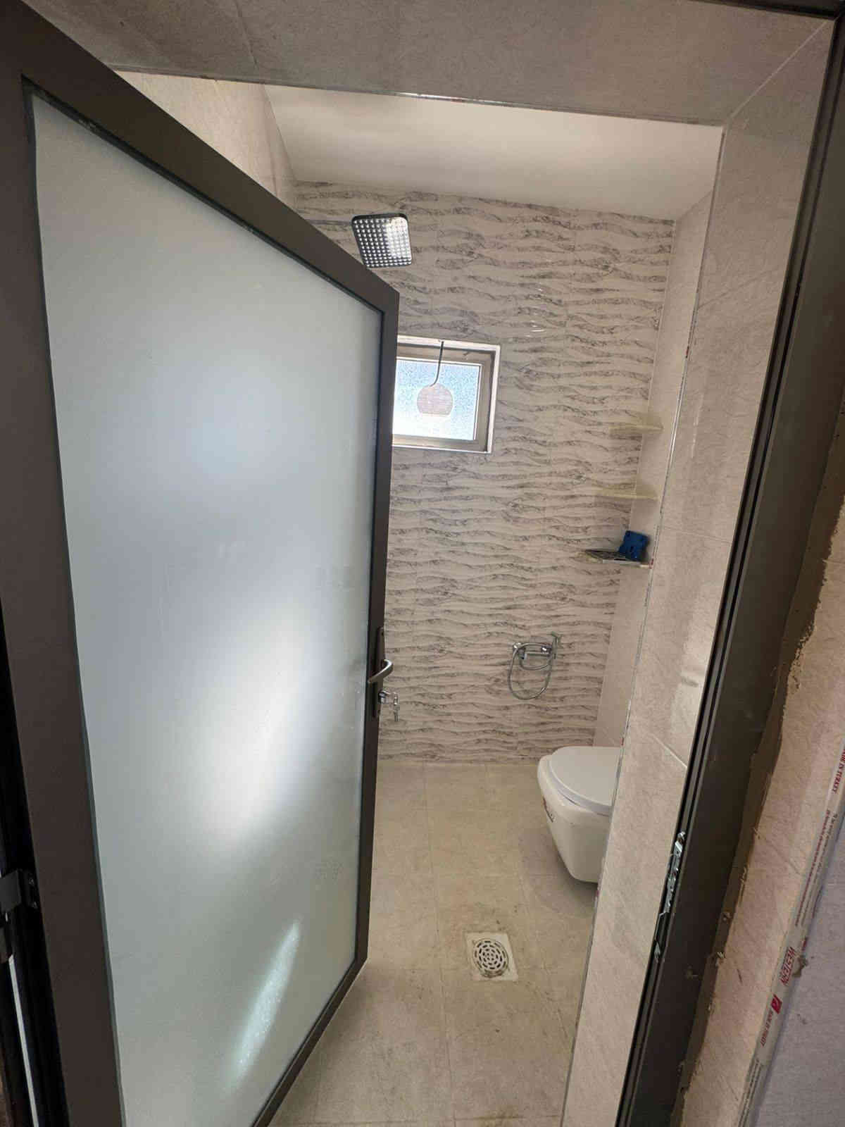 السلام عليكم
بيت للبيع مساحة ٧٥ متر واجهة ٤.٧٠ نزال ١٦ مجمع السلطان الأول يتكون من طابقين ٣ غرف نوم استقبال مطبخ وصحيات ٢ وبيتونه شغل درجة أولى السعر ١١٤ مليون تنازل شركة القلعة البيضاء
للإستفسار *********** يوجد واتساب
