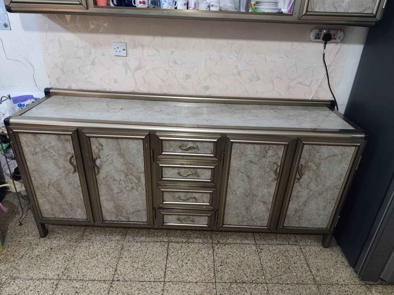 مكلف بلنشر ..للبيع كاونتر مع ملحق مالته نظيف جدا العرض مترتين مكان حي تونس بغداد ***********

