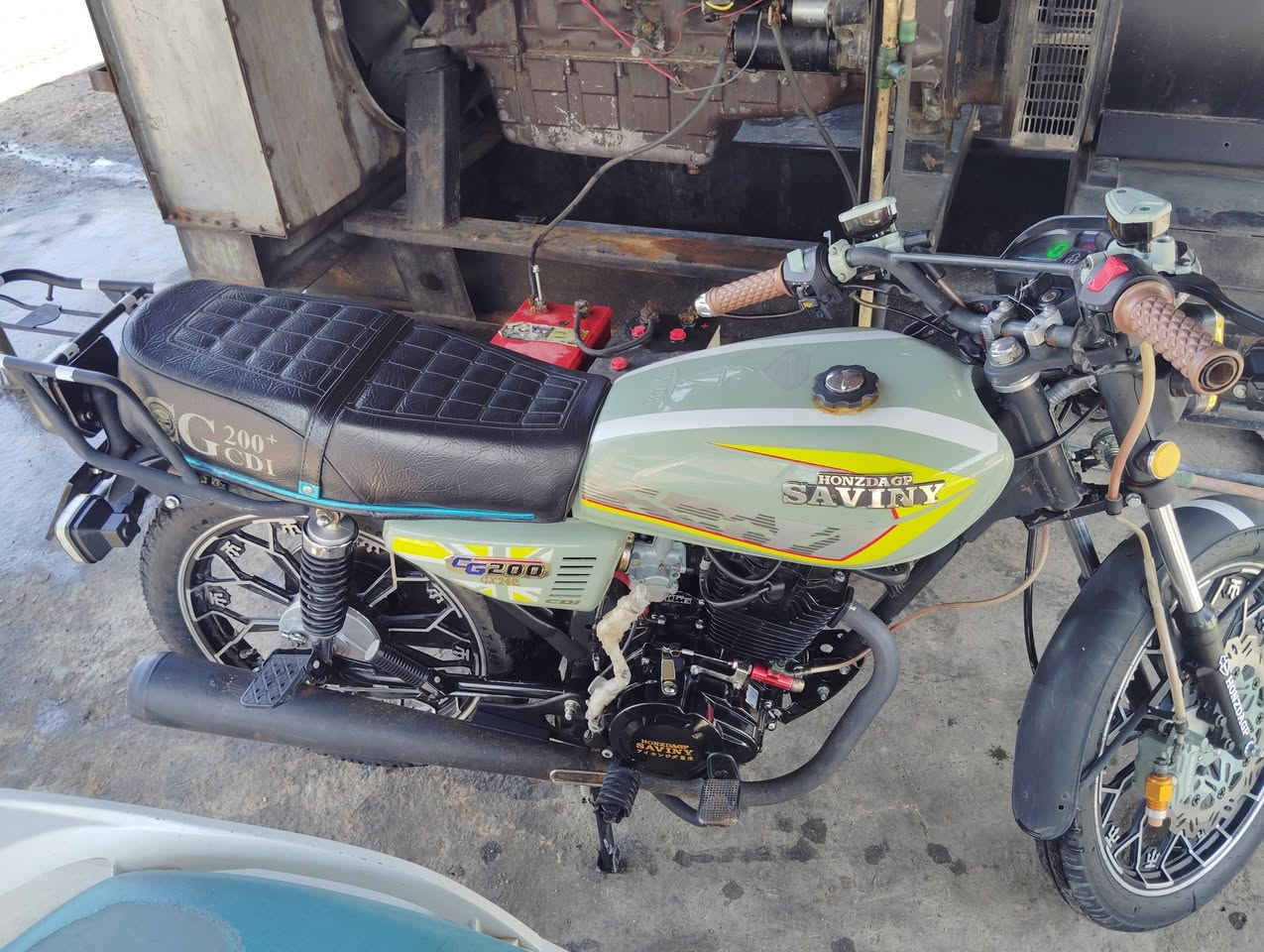 السلام عليكم سيفان للبيع موديل 25 مكينه 200 اوراق سكنر السعر 750 او بيها مجال مكاني بابل حي الجزائر للاستفسار ***********
