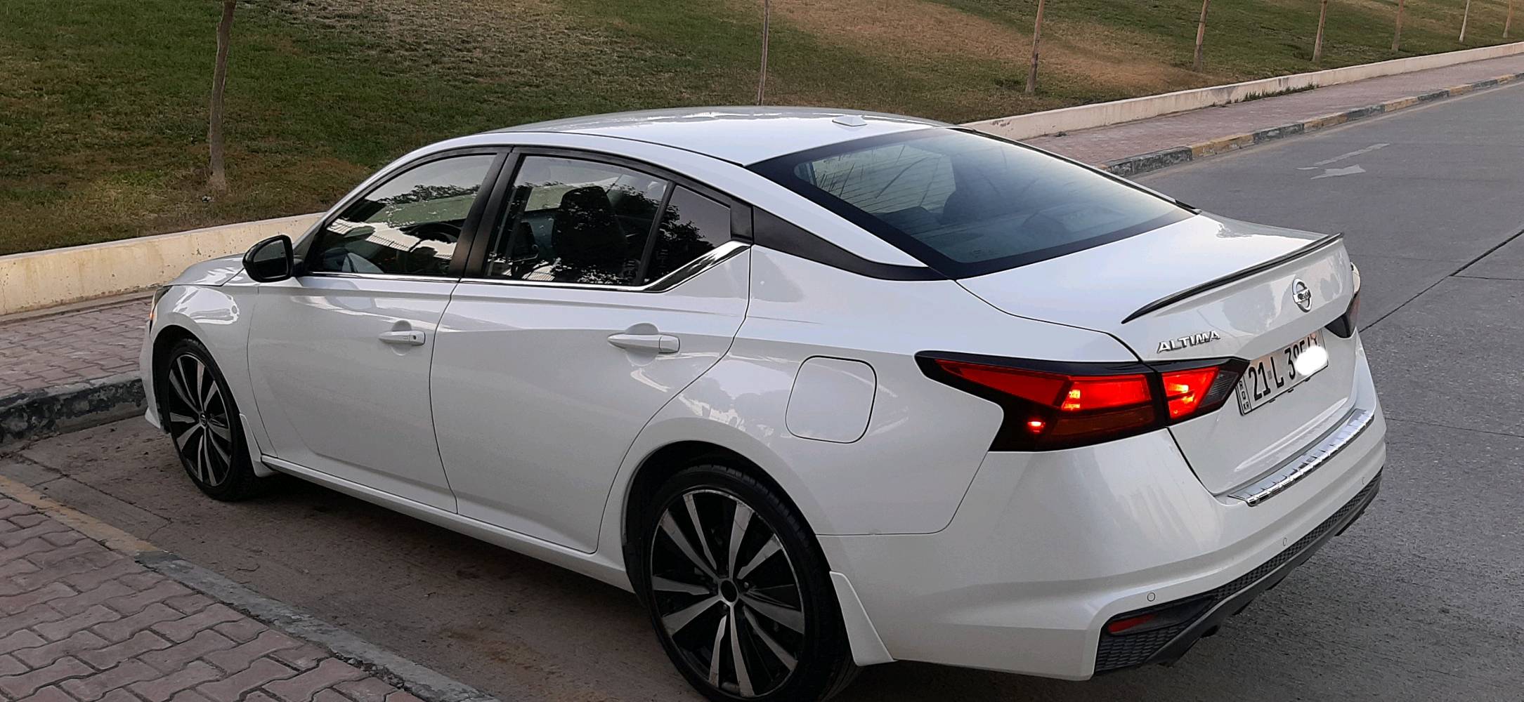 سيارة نيسان ألتيما موديل جديد لون أبيض لؤلؤي. تتميز بتصميم أنيق وحديث، مع جناح خلفي رياضي وجنوط كبيرة تعطي مظهر جذاب. داخلية من الجلد الفاخر مع وسائل راحة متقدمة. السيارة بحالة ممتازة مع القليل من الاستخدام. الأسعار قابلة للتفاوض لمشتري جاد.