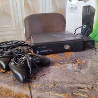 xbox 360 للبيع مستخدم قليل كامل ملحقاته يدات اثنين مهكر مع 100 لعبه كل...