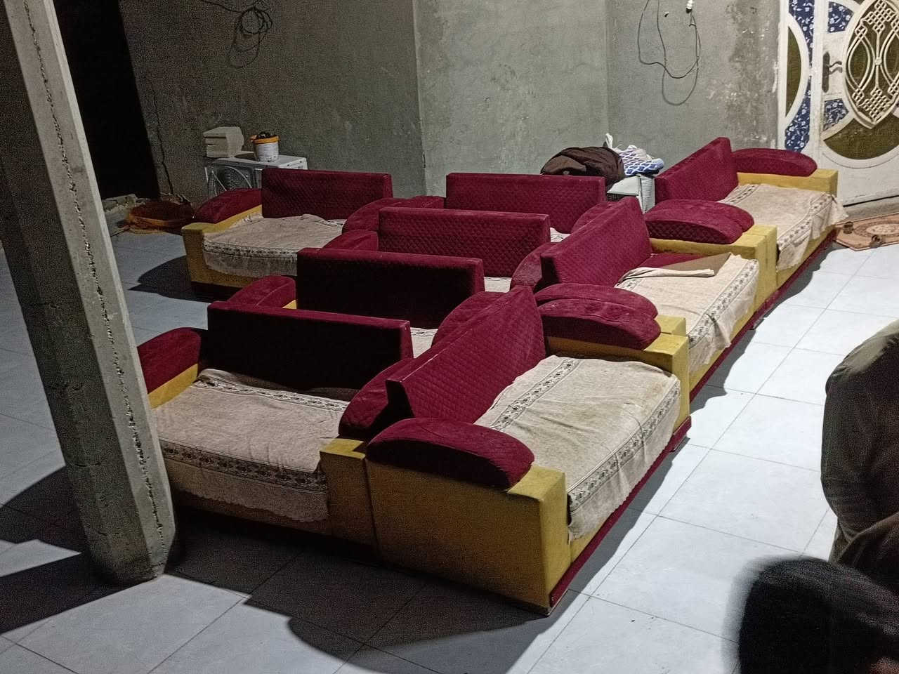 السلام عليكم طخم قنفات العدد كثير مال ديوان كبير ابيع شلع وابيع عدد عله كد المكان العندك للاستفسار ***********
