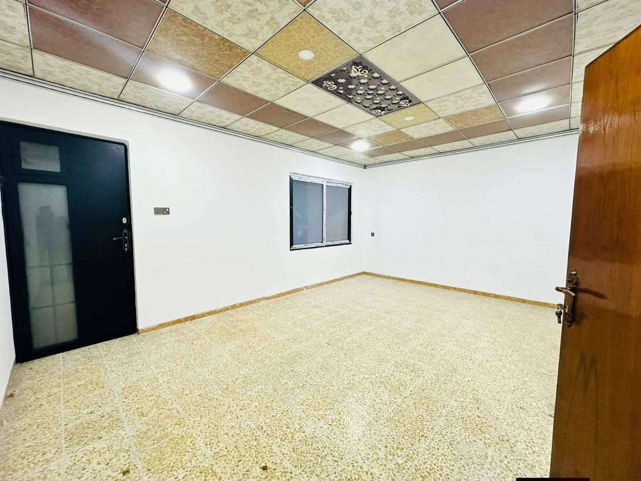 دار نص قطعة طابقين للبيع 👍
بناء 2010 ومحّـدث 2023 👌

الموقع حي الـحدباء الاولى 📍
قريب من سايدين المضخة 🛣

(( سـند طابـو الـزهور سـكنـي 📃))
وكيل ورثة وقسام شرعي جاهز ✍️

الـمساحة 120م 📏
الــواجهة 6 متر 📏

اتـجاه الدار شروق ☀️ 
عرض الشارع 10م 🛣️

الطابق الاول ☝️ 
غرفة نوم + مطبخ + صـاله
استقبال + صحيات + كراج

الطابق الثاني ✌️ 
غرفـتين نـوم + صحيـات
صالة + غرفة طابق ثالث

رابط قناة التليكرام 👇

https://t.me/makteb_alsanabil

عنـدك عـقار وتـريد تـبيعه ؟؟
للـترويج والاعــلان عن عقارك 
يـمـكنـك مــراسـلة الــصفحـة 
او الاتـصال عــلى الارقـام 👇

***********
*********** 
‭***********

لـدينـا الـمزيـد مـن الــعروض الـمـميـزة 👌
اذا كان لديكم اي استفسار او استشارة 🖐️
يـمكنكم مـراسلة الـصفحة بشكل فوري ✉️

#_مكتب_السنابل_للعقار
#_الموصل
#_حي_الحدباء
