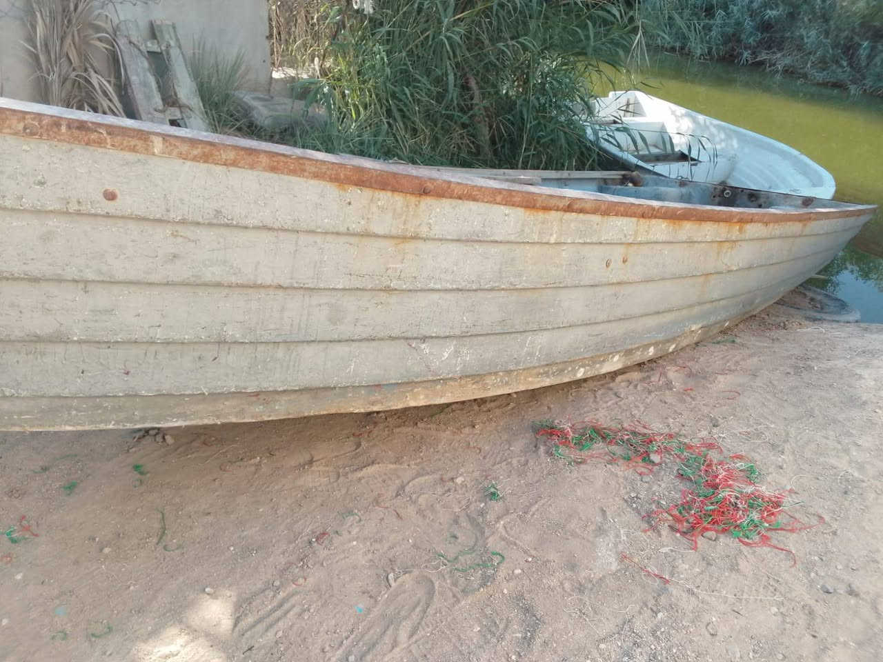 السلام عليكم زورق للبيع طول 6 م عنوان بصره قرمه علي استفسار رقم الهاتف ***********
