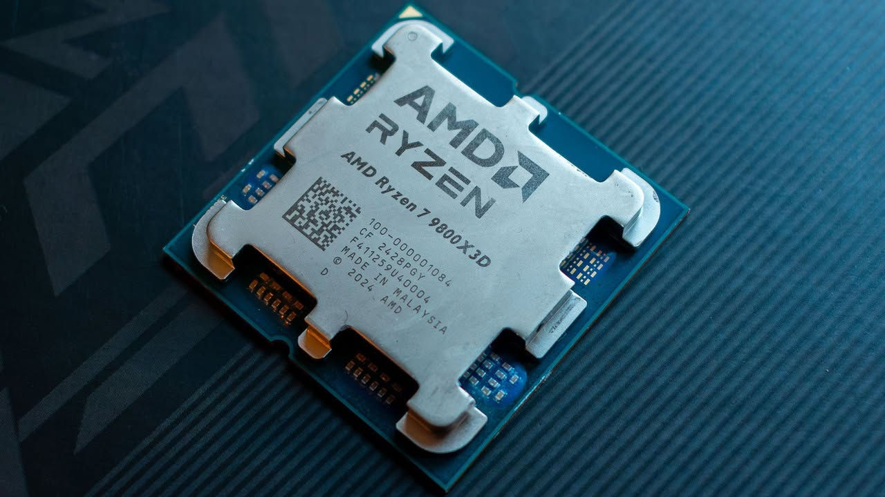 المعالج الإعصار راح اسمي
وهاي المواصفات جبتها من الذكاء الاصطناعي 
يُعد معالج AMD Ryzen™ 7 9800X3D من أقوى معالجات سطح المكتب المخصصة للألعاب لعام 2025، حيث يتميز بـ 8 أنوية و16 مسارًا مع معمارية Zen 5 المتقدمة وتقنية 3D V-Cache™ الجيل الثاني. يوفر المعالج أداءً استثنائيًا بتردد يصل إلى 5.2 جيجاهرتز (أو 5.6 جيجاهرتز في بعض الطرازات) وذاكرة تخزين مؤقت إجمالية تصل إلى 104 ميجابايت (96 ميجابايت L3) لتقليل زمن الاستجابة في الألعاب. 
المواصفات الفنية الرئيسية:
الأنوية/المسارات: 8 أنوية / 16 خيط معالجة (Zen 5).
التردد: 4.7 جيجاهرتز أساسي، يصل إلى 5.2 - 5.6 جيجاهرتز تعزيز (Boost).
ذاكرة التخزين المؤقت: 96 ميجابايت (L3) + 8 ميجابايت (L2).
قوة التصميم الحراري (TDP): 120 واط.
المقبس (Socket): AM5.
دعم الذاكرة: DDR5.
معالج رسومات مدمج: متوفر (AMD Radeon Graphics). 
المميزات:
أداء ألعاب لا مثيل له: أسرع معالج ألعاب بفضل ذاكرة 3D V-Cache.
دعم التقنيات الحديثة: يدعم PCIe 5.0 وذاكرة DDR5.
كفاءة طاقة وحرارة محسنة: يعتمد تقنية تصنيع 4 نانومتر (TSMC N4P).
جاهز لكسر السرعة: دعم تقنية AMD EXPO™. 
يُباع المعالج (غالبًا إصدار Tray) بدون مبرد، وينصح بمبرد سائل أو هوائي قوي للحصول على أفضل أداء. 
القطعه جديدة لاكن مفحوصه بمركز الصيانه الخاص بينة 
السعر 650 الف  توصيل ما ابيع تجي للمتكب تشوف بعينك الشغل وتاخذه 
العنوان 
بغداد-شارع الصناعة - مجمع النعمان- الطابق الاول 
***********
