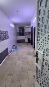 شقه ارضيه غرفتين وصاله ومطبخ وخدمات  + سبالت عدد ٣ ترهم عائله او طلاب ...