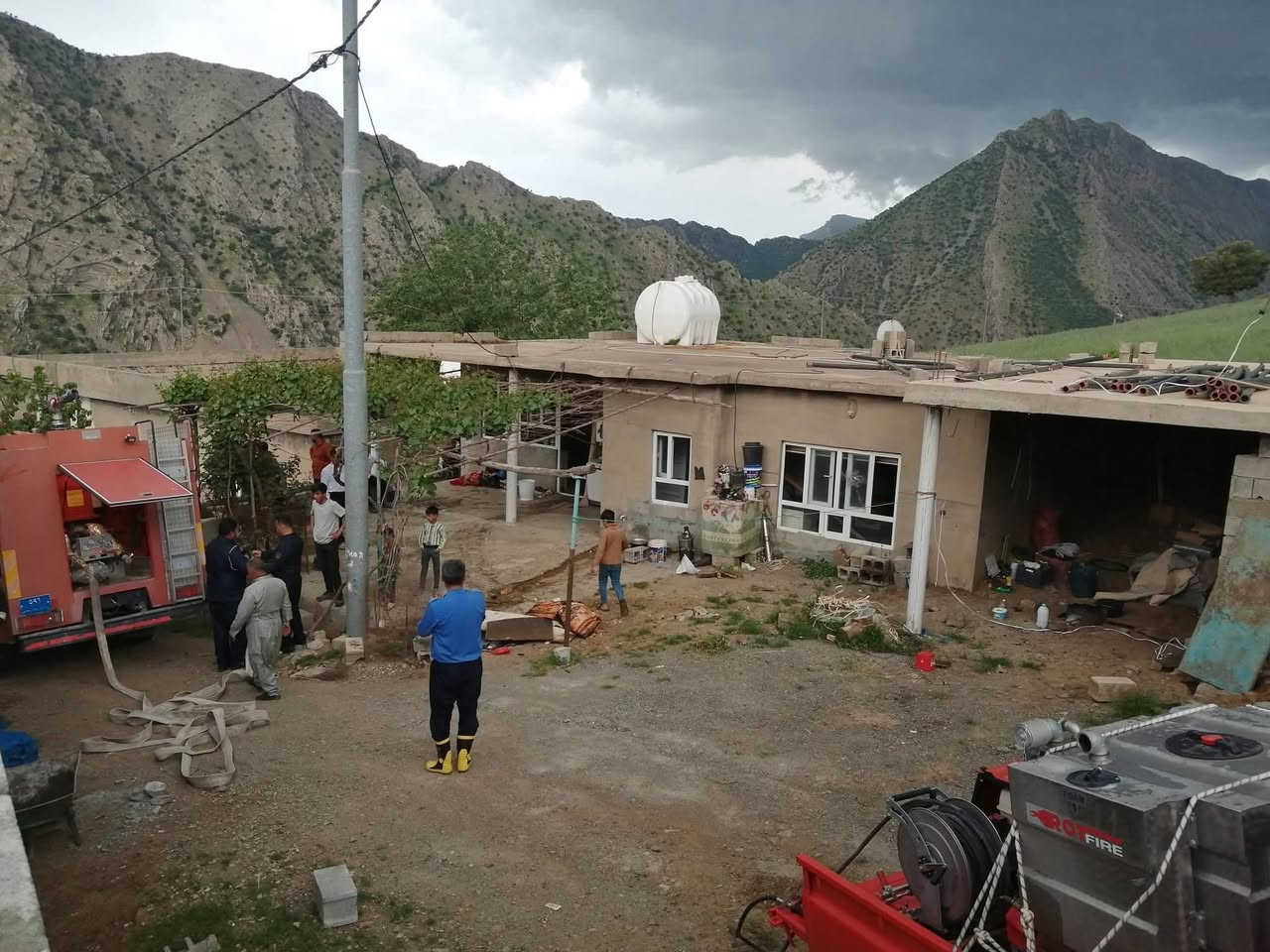 (هاوکاری مرۆیی،لێ قەومان و ماڵ سووتان)هاوکار بن
بە داخەوە نیوەڕۆی ئەمڕۆ ماڵی کاک بێتاوان، دانیشتووی گوندی شێرکاوە،باڵەکایەتی بە تەواوی سووتان و زیانێکی گەورەی ماددیان پێگەیشت.کاک بێتاوان خاوەنی چوار منداڵی قوتابییە و خێزانەکەی لە بارودۆخێکی ئابووریی سەختدا دەژین و هیچ جۆرە مووچە و داهاتێکی جێگیریان نییە. هەروەها، باوکی کاک بێتاوان کە تووشی نەخۆشی شێرپەنجەی سیەکان بووە بڕە پارەیەکی بۆ خەرجی چارەسەری و نەخۆشخانە بە ئەمانەت لەلای کوڕەکەی دانابوو، بەداخەوە ئەو پارەیەش لە ڕووداوی ئاگرکەوتنەوە سووتاوە.ئێستا ئەم خێزانە لە پێویستیان بە  هاوکاری ماددی  هەیە. بۆیە داواکارین لە هەموو خزم و هاوڕێ و دڵسۆز و خێرخوازان بە پێی توانا دەستی هاوکاری بۆ ئەم خێزانە درێژ بکەن، تاکو بتوانن لەم قۆناغە دژوارەدا دووبارە هیوای ژیان بگەڕێننەوە،ئەگەر کەمیش بێت هاوکار بن:
ئێف ئایبی،فاستپەی،کی کارد(***********)
ژمارەی خاوەن ماڵی سووتاو(***********)
