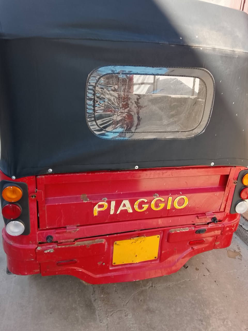 بياجو موديل ٢٠١٨ مابيها اي شي بس تنزل دهن قليل كل شي بيها شغال شغلها و تشوفها سعرها ١٨٠٠ مكاني بغداد 
رقم. ***********
