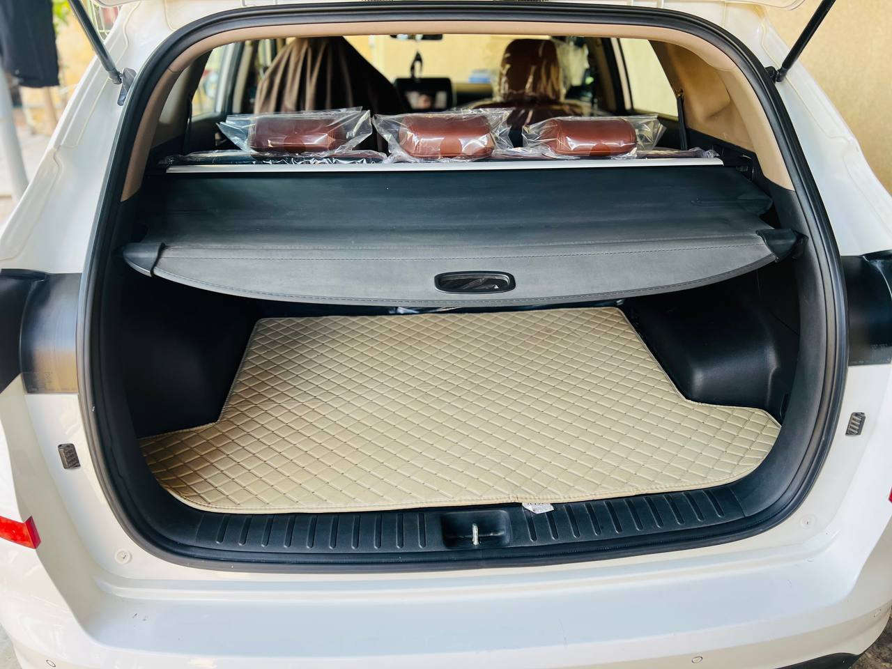 سلام عليكم 
توسان 2020 
رقم بغداد انكليزي 
سياره فول مواصفات ماعدا البنراما
مكفوله كفاله عامه من الصبغ والتبديل 
  محرك 2000
سياره ماشيه 51 
خمس عدسات 
كامره اماميه 
حساسات خلفيه 
كامره خلفيه 
سايد بريك رجل 
السياره مغلفه جلد ارضيه 
السبير  مانازل 
واير لست شحن موبايل 
مكان السياره بابل الهاشميه 
رقم الموبايل ***********
