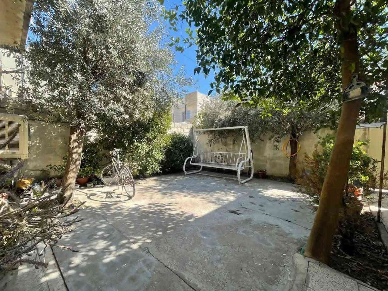 للبيع للبيع
دار سكني سند طابو في حي البكر قرب جامع الشهيد مجول
المساحة ٢٠٢م الواجهة ٨،٧٥م طابق واحد 
اتجاه الدار شروق تام ( الدار نظيف حيل صالح للسكن )
غرفة نوم وهول واستقبال ومطبخ ومخزن وصحيات وبيتونة
وكراج سيارة وحديقة

مراجعه مكتب الصادقين للعقار سايدين الكنيسه تايتينك مقابل مرطبات الصفار للاتصال ***********
