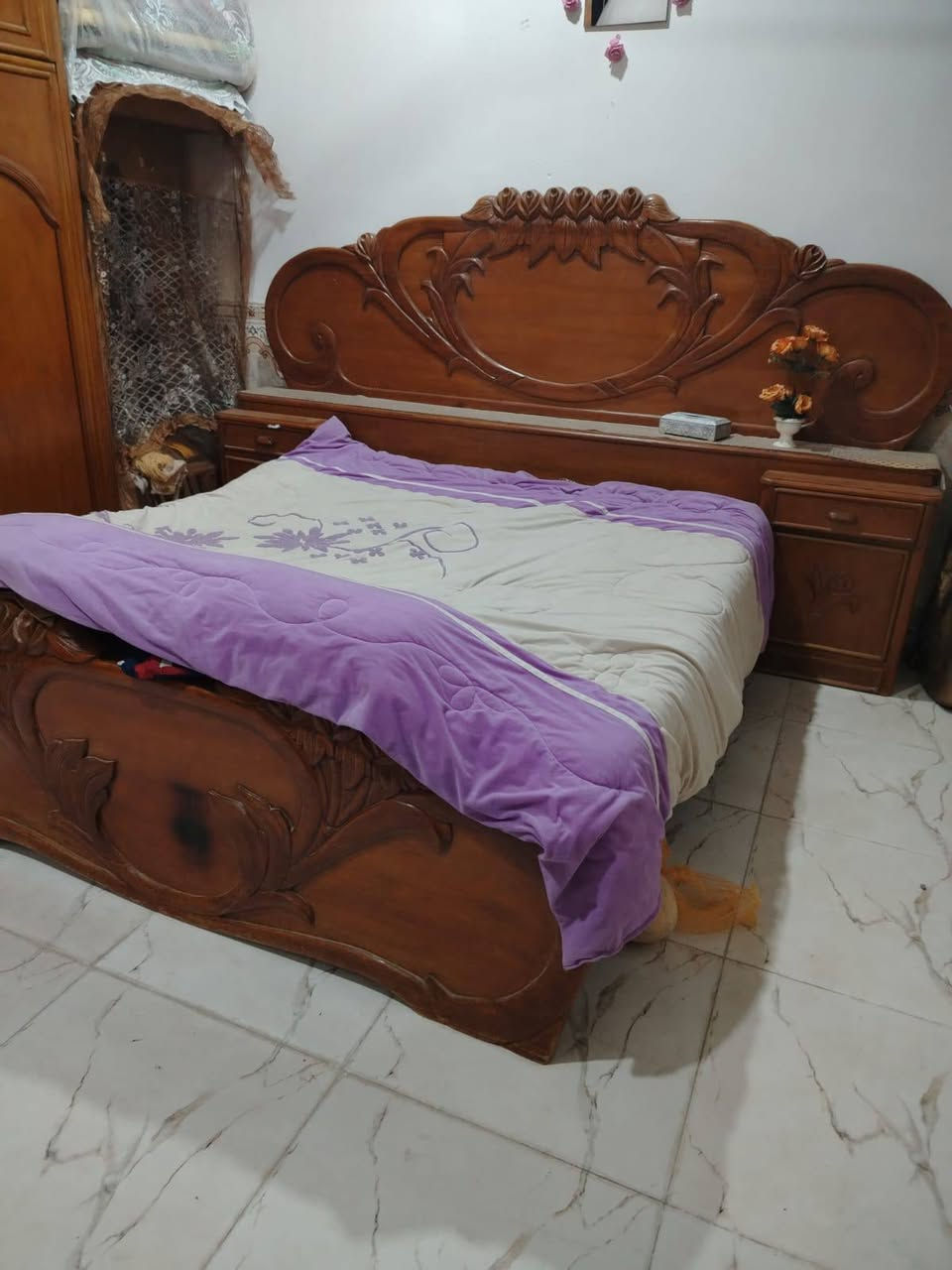 سلام عليكم غرفه نجاره تزكام نضافه 90/100 بيع مال واحد محتاج سعرها 750 بيه مجال بسيط عنوان بابل طهمازية استفسار على هذه الرقم ***********/////***********

