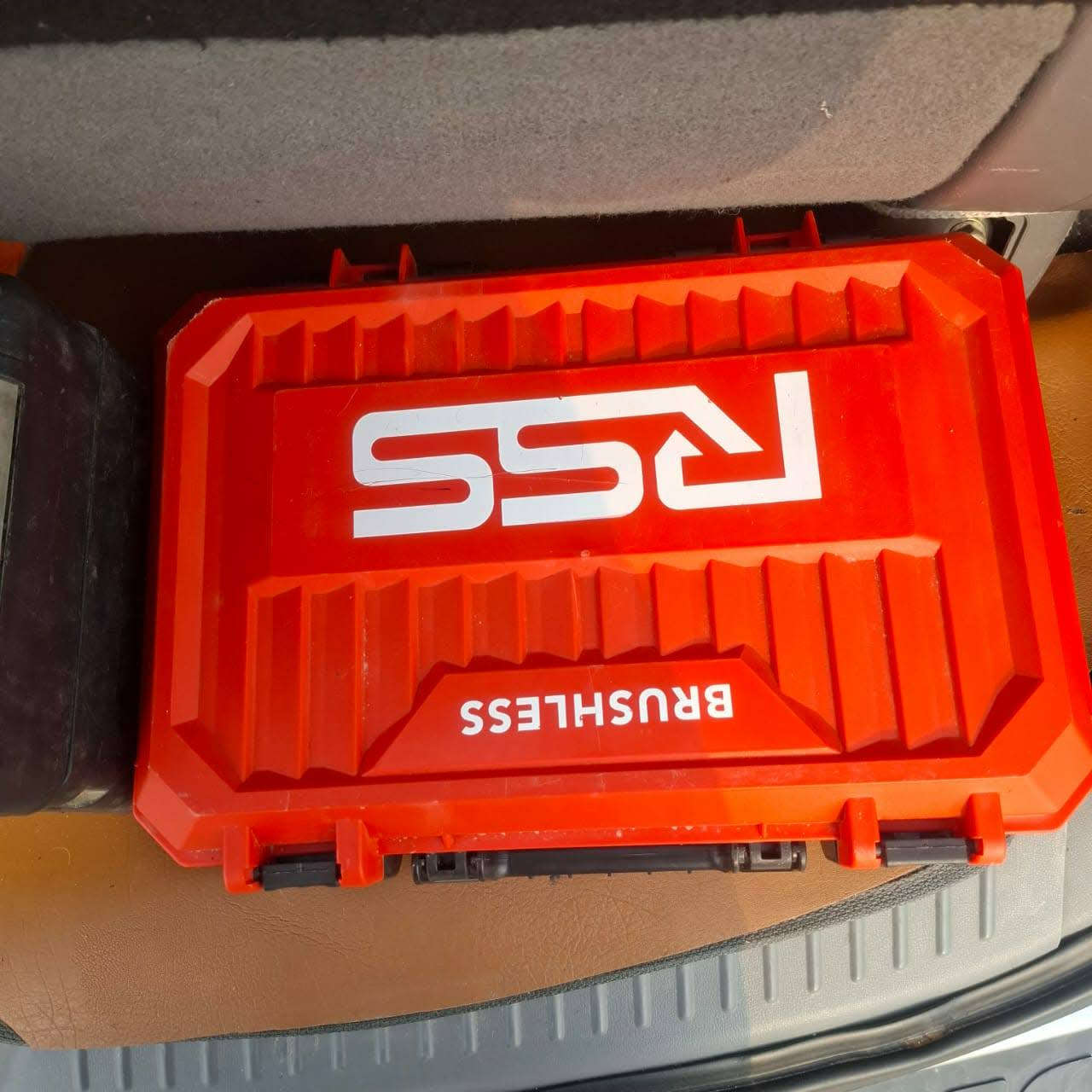 سلام عليكم من رخصت مدير الكروب ادرين كامل بعده جديد السعر 70 رقم صاحب الدرين ***********
