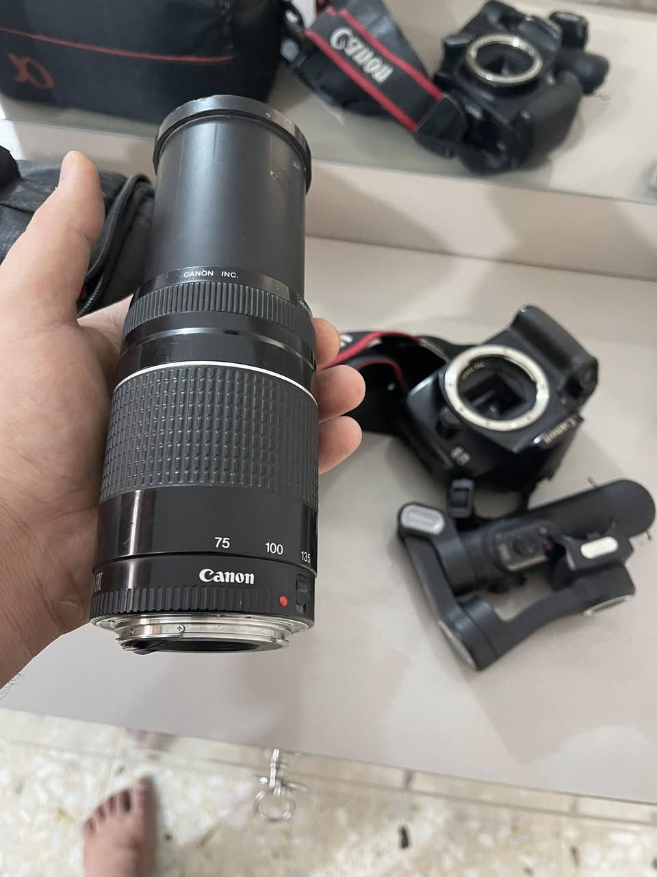 كامرة مع مافه ملحقاتها مثل ما موضح بالصورا للبيع. السعر 400مكاني بغداد جديدة ***********
