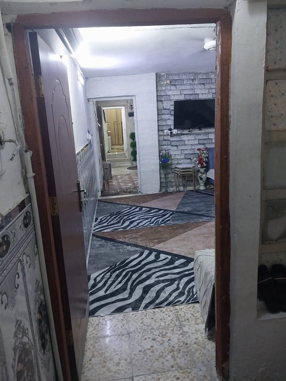السلام عليكم بيت للبيع نصف قطعه شرك طابق ونص نظيفه جداوامستعجل على البيع  مساحه٧٢متر قطاع ٧٤ قريبه جداعلى شارع سوق العوره السعر٨١وبيها مجال قليل وتحتوي على غرف نوم عدد٢ واستقبال ومطبخ وحمام وتواليت اتصال على الرقم***********
