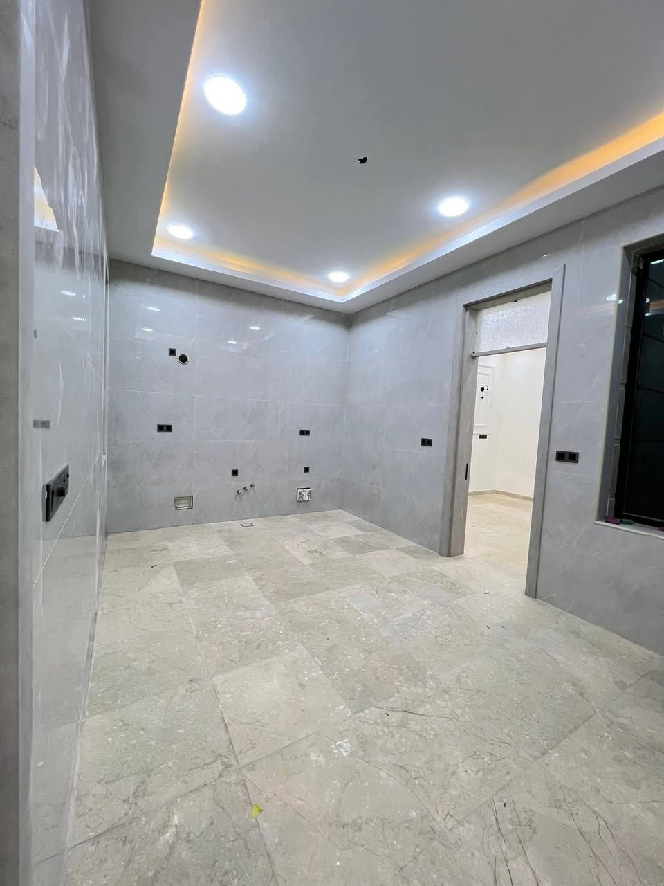 دار للبيع موقع ممتاز جدآ جدآ جدآ

في حي الكرامة خلف مجمع الضامن الطبي خلف التجاري مال شارع ٦٠ 

طابو صرف بمساحة ١٣٠ متر طبعآ هاي المساحه نادره جدآ في منقطة حي الكرامة قريب جداً من شارع ٦٠

واجهة الدار 6.5 النزال 
نزال 20 متر
بناء زيرو درجه اولى بمعنى الكلمة

البناء الطابق الارضي غرفة نوم استقبال هول مطبخ صحيات داخليه وخارجية وطارمه ومناور

الطابق العلوي غرفتين نوم وحده من الغرف ماستر
ومجمع صحيات وهول

للاستفسار اكثر الاتصال على الرقم أدناه او مراسلة الحساب

مكتب الخارطه العقاريه
الكائن في حي الطياره مجاور المدرس حسين طياره

*********** علي الزبيدي
