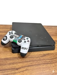 🎮 بلايستيشن 4 سليم (PS4 Slim) نِظافة 90٪ وبسعر مميز!🎮 لكل محبي الألعاب...