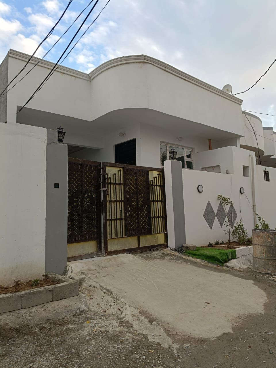 السلام عليكم 
دار للبيع بناء حديث غير مسكون مساحة ١٥٠متر طابو زراعي سند ٢٥ الموقع المقدادية مقابل العيادة الشعبية الفرع الأول للإستفسار خاص أو اتصال أو مراجعة مكتب الهادي للعقار ***********
