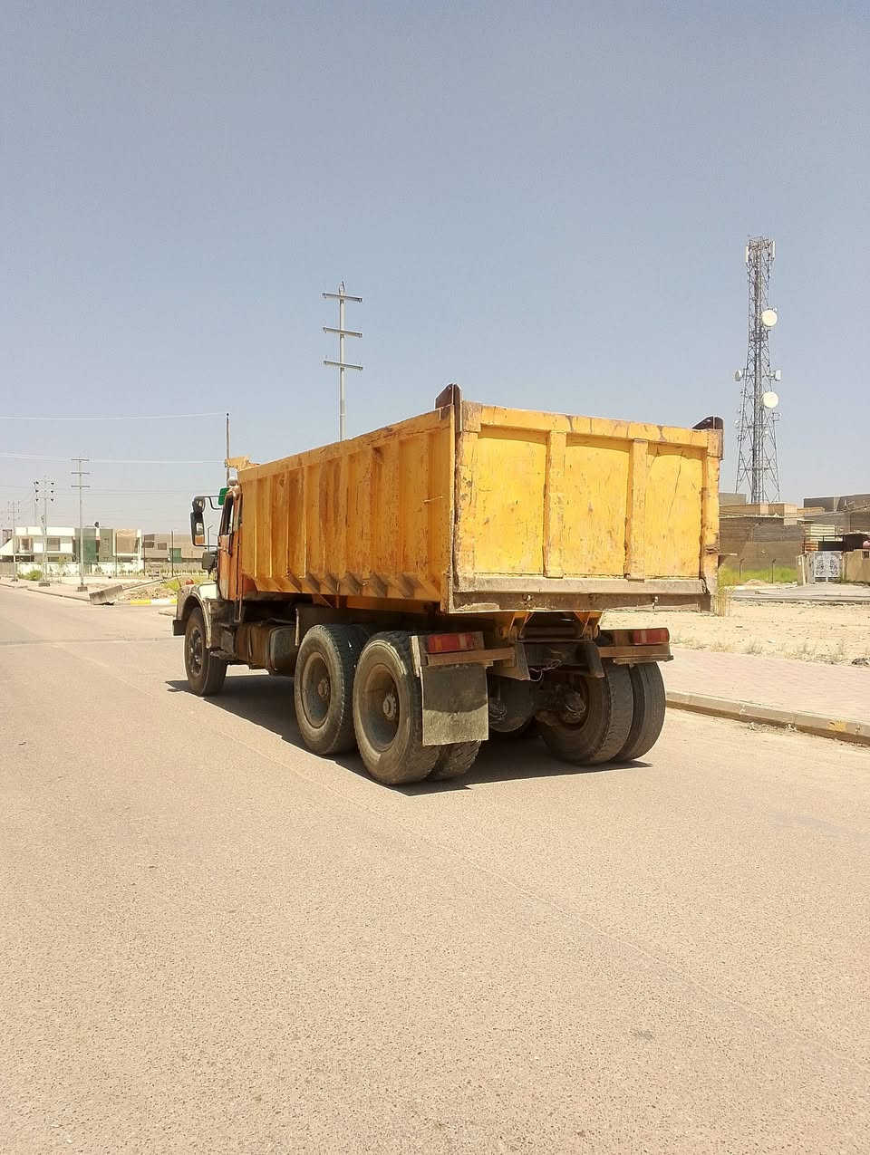 سلام عليكم فالفو للبيع ٨٢ محرك خير من الله كير نظيف سياره مقبوله رقم انكليزي بسمي *********** مكان الصويره
