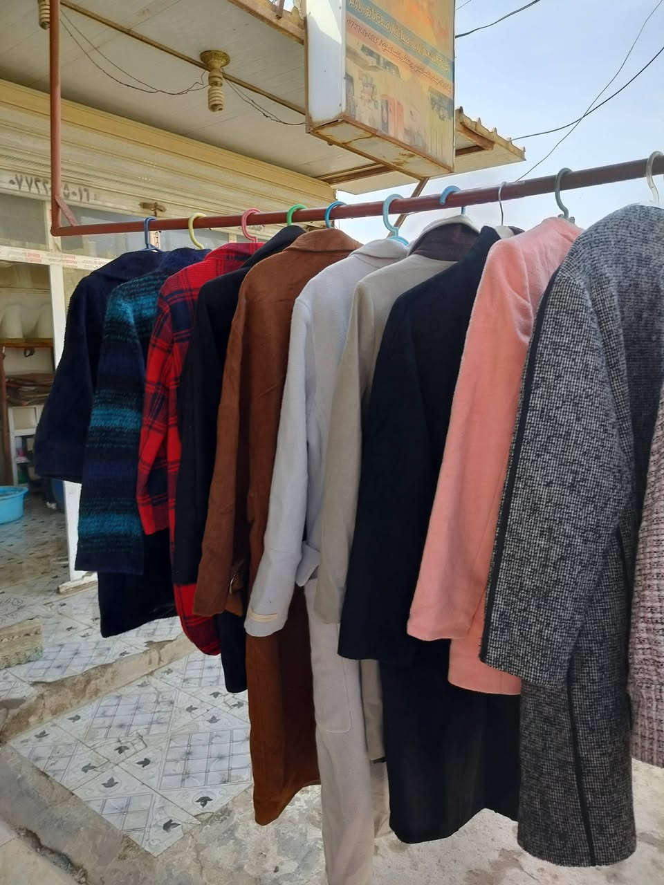 السلام عليكم
يوجد كسر جديد 
كوت نسائي كريمة 
وترواكة رجالي 
بجامة رجالي وولادي 
مع ترواكة وبديات 
رجالي شبابي ولادي 
ونسائي 
وباسعار مناسبة 
جداً جداً 
البيع صباحاً ومساءآ

العنوان حي النداء 
قرب صيدلية الفصول الأربعة 
***********
