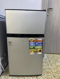 ثلاجة صغيرة للبيع جديدة اخذتها جديدة قبل فترة مستعملها شي قليل جداً اش...