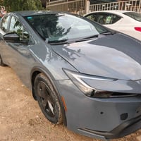 بريوس 2023 Le هايبرد hybird لون اسمنتي ماشيه 55 الف كيلو  4 قطع صبغ  ر...