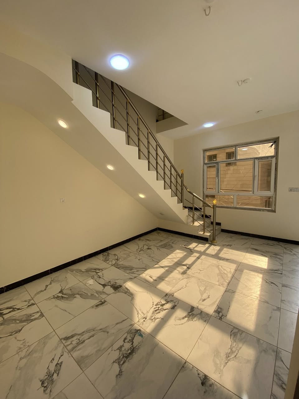 ⭕️✨⭕️✨⭕️✨⭕️✨⭕️

للأيجار ..

طابق أول معزول من بيت

بناء حديث مودرن 

نظام دوبلكس طابقين ❗️

يحتوي ع غرف منام عدد 2

استقبال ومطبخ

صحيات عدد 2

موقع حي الجامعة 📍 قرب شارع الربيع 

سعر الايجار 800 الف 

⭕️ يصلح تجاري او سكني 

للاستفسار اكثر الاتصال ع رقم الهاتف ***********
#مكتب_المستقبل_للعقار
