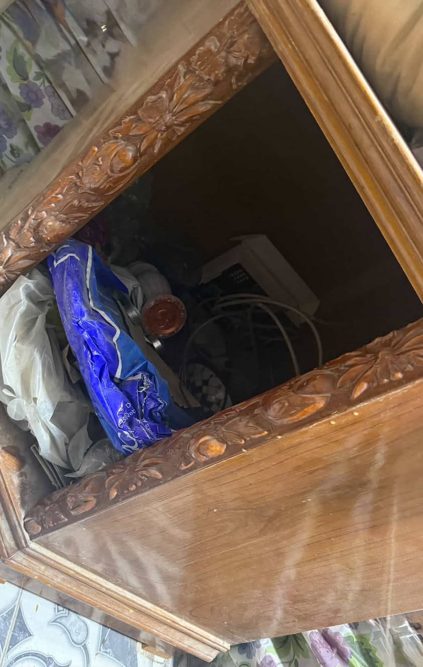 السلام عليكم 
غرفة اخشاب ، قطع عدد ٨ ، الغرفة قوية ونظيفة
كنتور ٦ ابواب ، ميز جرارات ، و ميز للاغراض ، و كومدي ٢ ، وزاوية ، اللي حاب يتفضل خاص ، الغرفة جدا كبيرة و عملاقة
*********** اللي حاب يتفضل واتس اب
