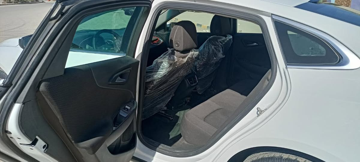 شفروليه ماليبو ابيض 2021
فئة LT محرك 1500 توربو وارد امريكي رقم انكليزي نجف بأسمي سنويه 2030 حادث موضح بالصور 
مواصفات:
١ـ دخول ذكي (بصمه)
٢ـ شاشة تدعم ابل كار بلي + اندرويد اوتو
٣ـ كامرا دواره 
٤ـ تبريد قطعتين منفصل + تدفئة 
٥ـ نظام أوتو ستوب إقتصادي 
٦ـ مقعد السائق كهربائي 
٧ـ حدادية ٩٩٪
٨ـ نضافة خارجيه ٩٥٪
١٠ـ تخم إطارات ٩٩٪
١١ـ نظام القاصة
١٢ـ تدفئة كشنات (السائق+الراكب)
115بيها مجال حگ الجية شي بسيط
 للتواصل (***********)
