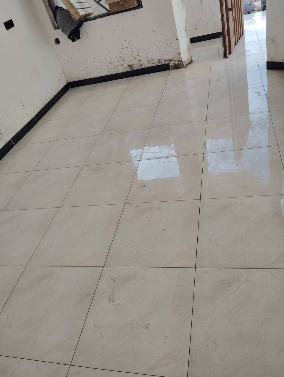 خلفه سيراميك متفرغ اشتغل جدار وارضيه بسعر مناسب ***********
