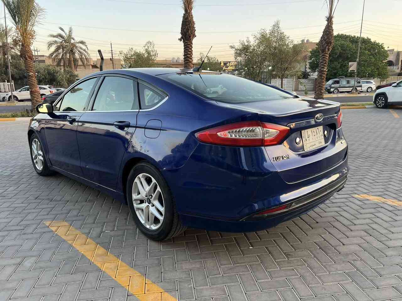 السلام عليكم
فورد فيوجن 2014 
ماشيه 112 
حادثها بابتين من جهه الصدر الصندوك امبدل اصلي او نفس ألون بل عراق بيه من نفس الجهه جاملغ خلفي ضربه سطحيه 
مواصفات 
محرك 1500 تيربو 
تحكم جهتين 
أشاير بالمري 
قطعتين تبريد 
هند بريك بصمه 
مكاني بغداد حي الجهاد 
رقمي ***********
السعر 77 بيها مجال قليل
