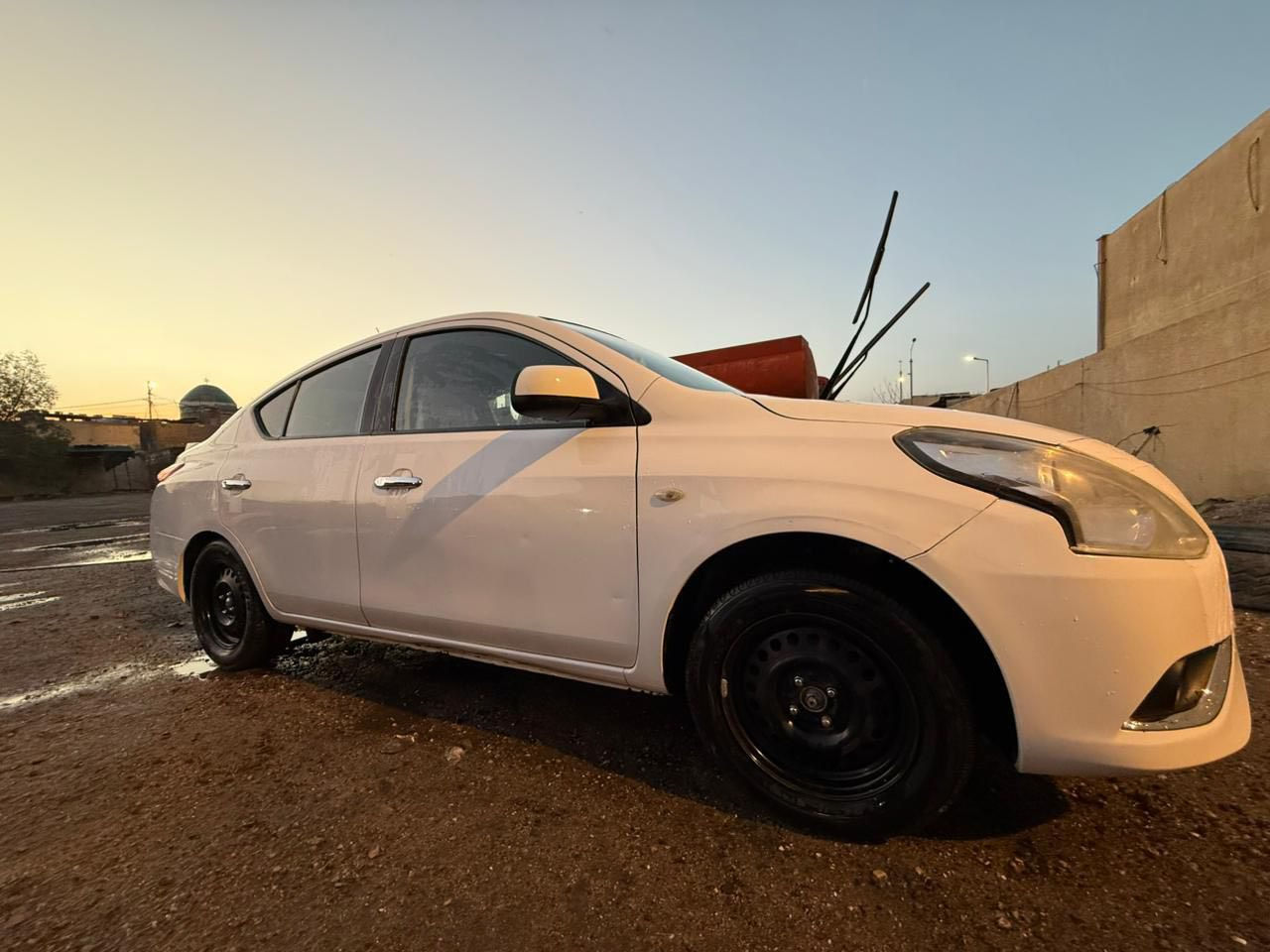 سلام عليكم نيسان سني هندي
مديل 21 
سيارة ماشية ٩٧
بيها فقط بارد وبي دي ار بلصندوك 
سعر ١٠٣ وبيها مجال قليل 
عنوان البصرة 
رقم الهاتف ***********
