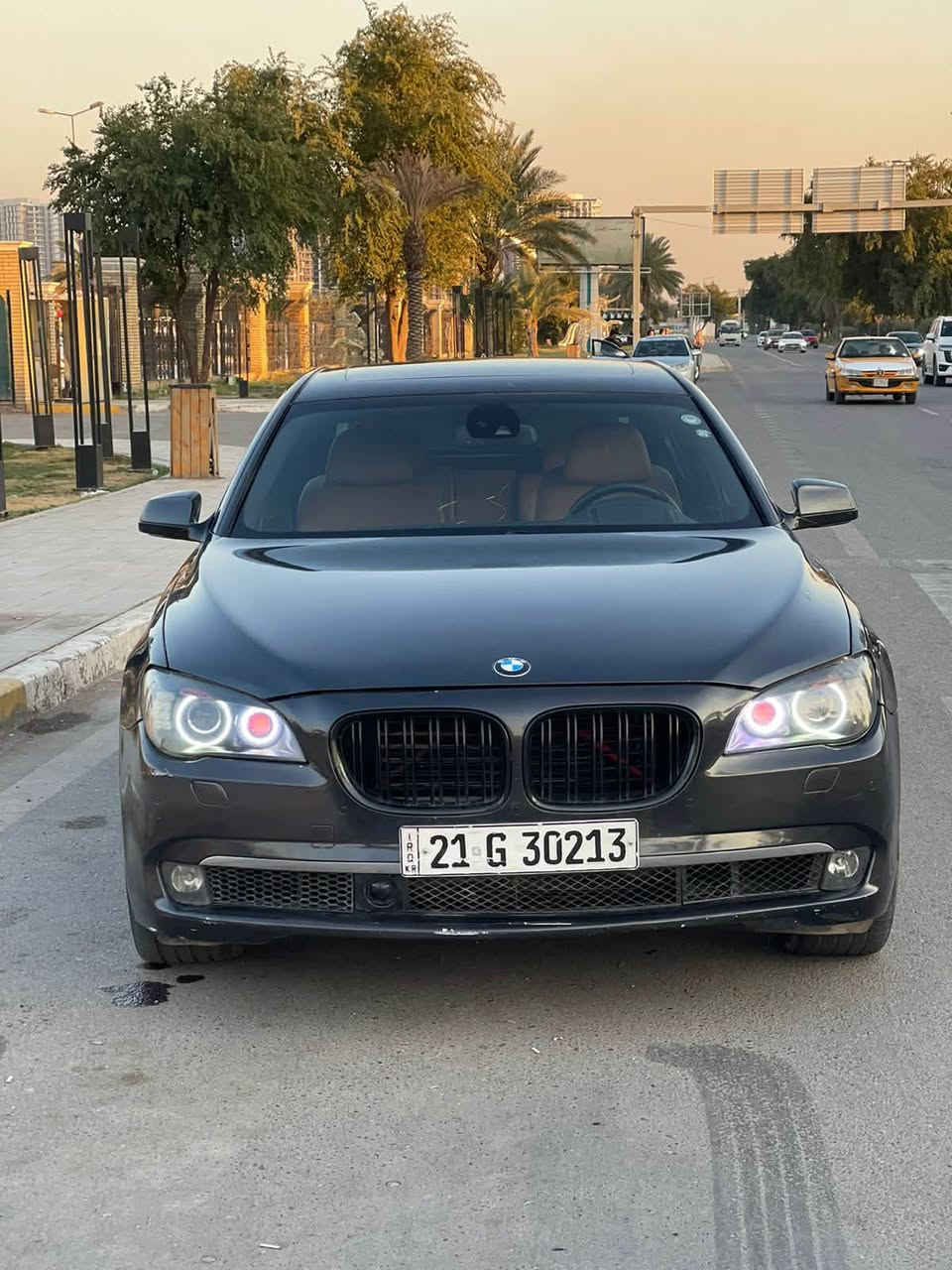 ⚜ BMW 750li ⚜ بحالة وجاهزية الوكالة للبيع او المراوس
‎نـــــوع الــــســـيارة : bmw 750li
‎ســــنـة الـــصـــــنـع2009  
عداد المسافة 190 الف كيلو متر فقط 
‎ســــعة الــــمـحــرك : 8 سلندر 
‎️️نـــاقـل الـــــــحركـة : أوتوماتيك & تيبترونيك

‎🔸️الــــمــواصـــفات : اكمل وصف فول رقم vip 1
‎اوتوماتيك ،،، تيب ترونيك ،،، فتحة سقف ،،، اضاءة داخلية ،،، اضواء عدسات ،،، مرايا كهربائية ،،، مع طي كهربائي ،،، أضواء زينون ،،، فرام ABS ،،، فرش جلد  ،،، كشافات امامية و خلفية ،،، تحكم مقود كامل ،،، تثبيت سرعة ،،، ايرباك امان كاملة،،، تطعيمات خشب فاخر كامل من الداخل ،،، شاشة اسقاط ،،، شاشة أساسية مع حساسات كاملة  ،،، حساسات أمامية و خلفية أساسية ،،، كمبيوتر رحلات ،،، مانع انزلاق..غرفة جلد فاخر لون جملي ...جميع الكراسي كهربا مع ذواكر ومساج..شاشات خلفية مع تحكم كامل....قنصل ملكي خلفي...باكاج كهربا مع شفط...بواب شفط
‎والعديد من الميزات و الرفاهيات من شركة BMW
بدون حادث كفاله من الحادث صبغ ٤ قطع فقط اثر شخط تخريب صفحه واحده
175$ 
بيع او مراوس بشي اقل
مكان السيارة بغداد 
رقم الهاتف 
***********
