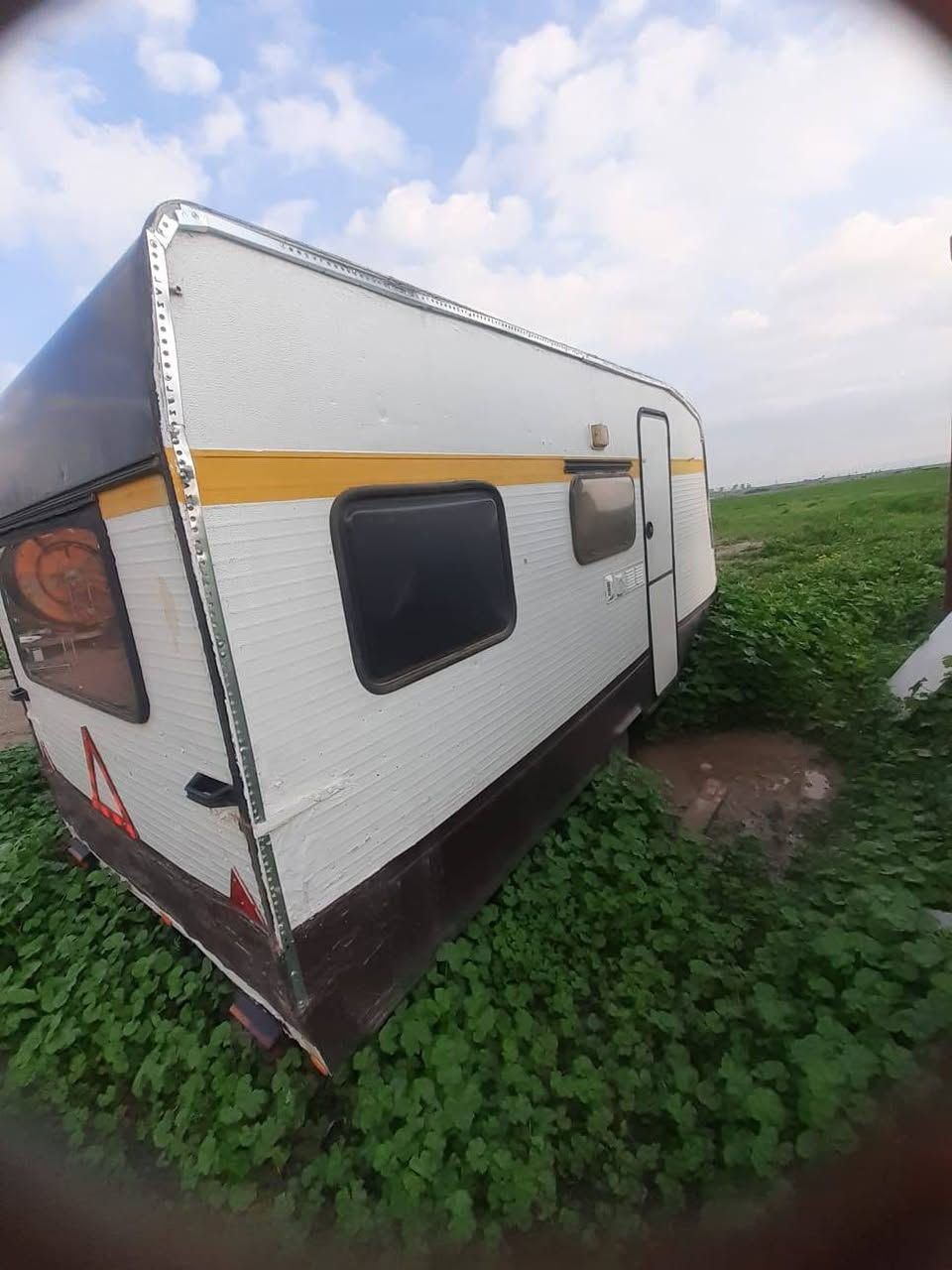 علیکم بەرێزان ... کەرەڤانە بۆ فرۆشتن ... شتێکی پاک بێ عەیبە . کارەبایات و بەگەلایت  کاردەکات . ناوەوەی قەنەفە و سلاجەی تێدایە ژووری نوستن و سیسەمی تێدایە .  لەدوای سەیارە دەیەخرێت بە سەیارەیی گچکەش رادەکێشرێت . سعری 14 وەرەقە و مەجالی تێدایە . ژ.م خاوەنی ***********
