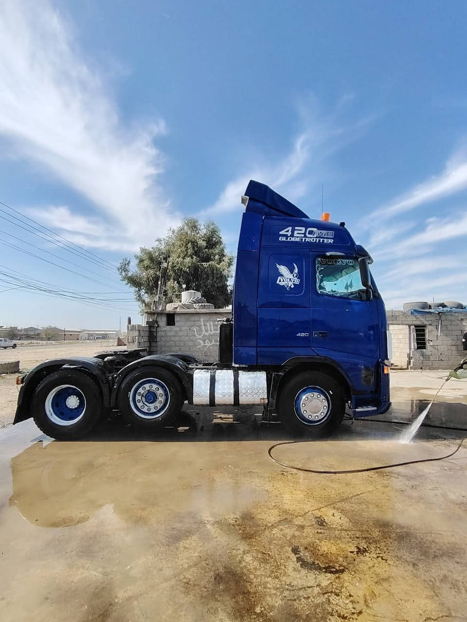 السلام عليكم فالفو 2004 سنكل امامي  مربوط نساف 3دناكير دبل تاير مراوس بكلابه حسب القناعه الرقم  ***********
