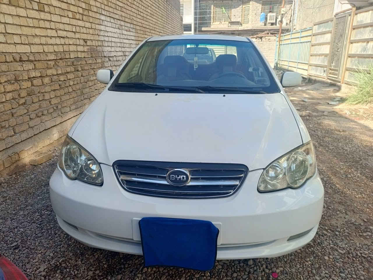 السلام عليكم سياره بي واي دي F3مديل 2013سياره مكفولة  ما عده ضرب موجوده بل صور والجاملغ الامامي وبيهه جم تكحيله الايمن بي ضربه خفيفه السياره عله ايدي الله شاهد وسياره  نظيفه السعر 69 وبيها مجال لطيبين مكاني بغداد 
 رقم الهاتف/***********
