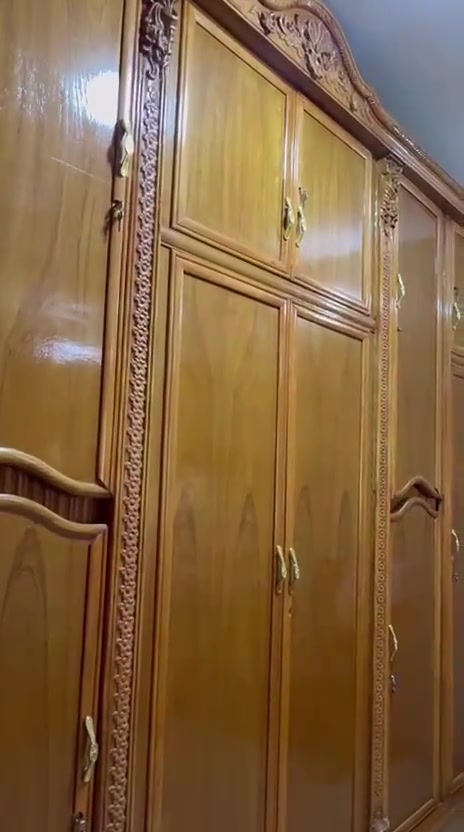 السلام عليكم
غرفه نوم كامله للبيع 
تفاصيل :

6 قطع
سرير نفرين 
كومدي 2
زاوية كنتورية بابين مرايتها داخلية
كنتور مساحتة 3.5 متر 
6 ابواب وملحقات 
ميز تواليت 
خشب الكنتور 6 ملم
خشب المجرات والكومديات 4 ملم

سليمه من اي كسر او عيب 
الغرفه جديده مصار الها هواي من شتغلناها 
اني مكلف بالنشر 

اللي يحب يستفسر  السعر على الواتساب 
***********
