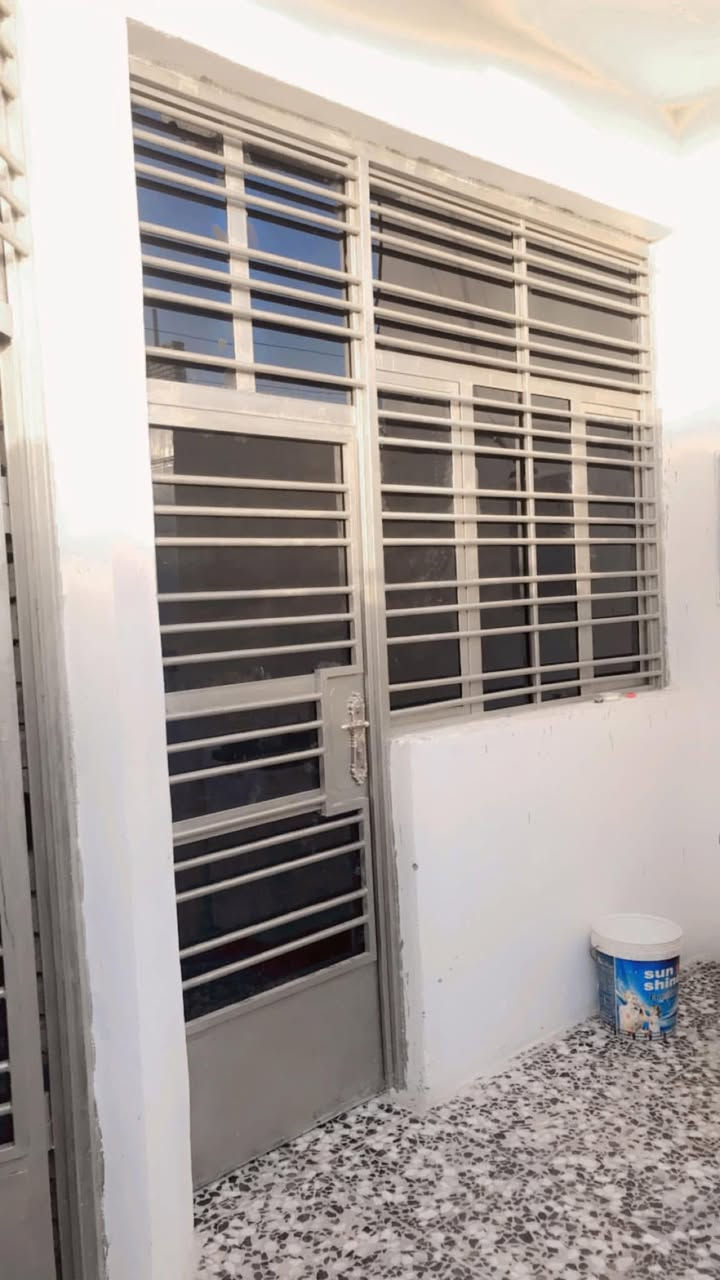 سلام عليكم بيت للبيع في حي دجله قرب المدرسة المساحه 100 طابقين سند 25  ***********
