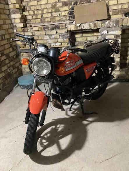 دايوان ٢٠٢٢ للبيع ما مفتوحه ولا مشتغله دلفري مال واحد يشتغل بالمستشفى بس يروح للدوام ويرجع السعر ١٥٥٠٠٠٠ وبيه مجال شي قليل للتواصل ***********
