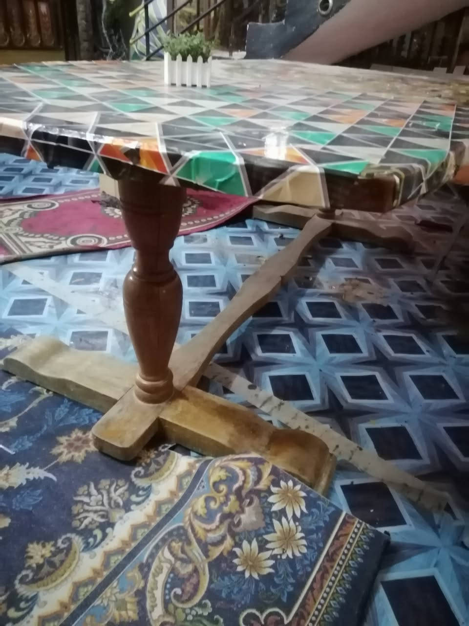 سلام عليكم تخم عشره مقاعد و ميز طعام هاذه رقمي ***********
