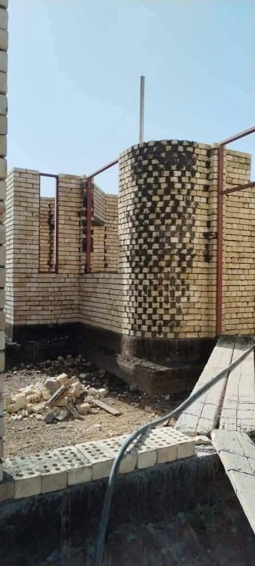 بيت هيكل بدون سقف 
بناء جديد بشرافي وخارطة حديثة 
مساحة 204متر 
جنس الأرض طابو زراعي سند 25
يحتوي على:
1-استقبال 7ونص في 4
2-صالة مفتوحة على
 المطبخ 4في 5ونص
3-غرفة ماستر 4ونص
 في 5ونص تقريبا 
4-غرفة 4في4
5-مطبخ 5 تقريبا في 3 مفتوح على الصالة
6-منور داخلي 
7-صيحات في المنور 
8-صحيات خارجية 
9-ساحة 7في 4ونص

السعر عارضه ب59 وبيه مجال

العنوان الصويرة زراعي حي الأسرى 
مقابل شارع الكفيل 
قرب جامع الامام علي عليه السلام 
للاستفسار أتصل على
***********

***********

غير متواجد على النت
