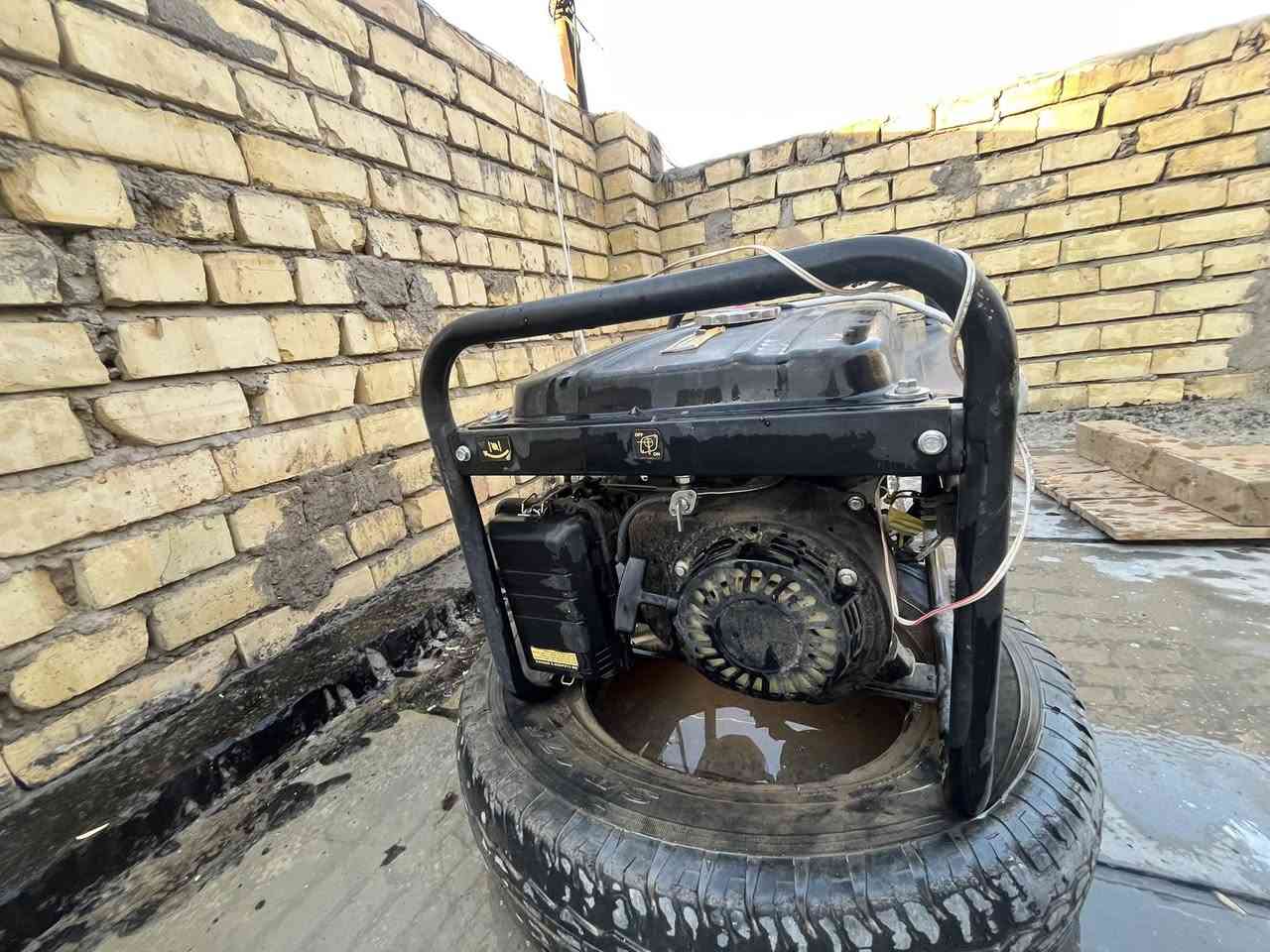 سلام عليكم مولد 10 امبير 
2.5kv
مولده جديده استعمال قليل كلش 
السعر 200 
الرقم ***********
