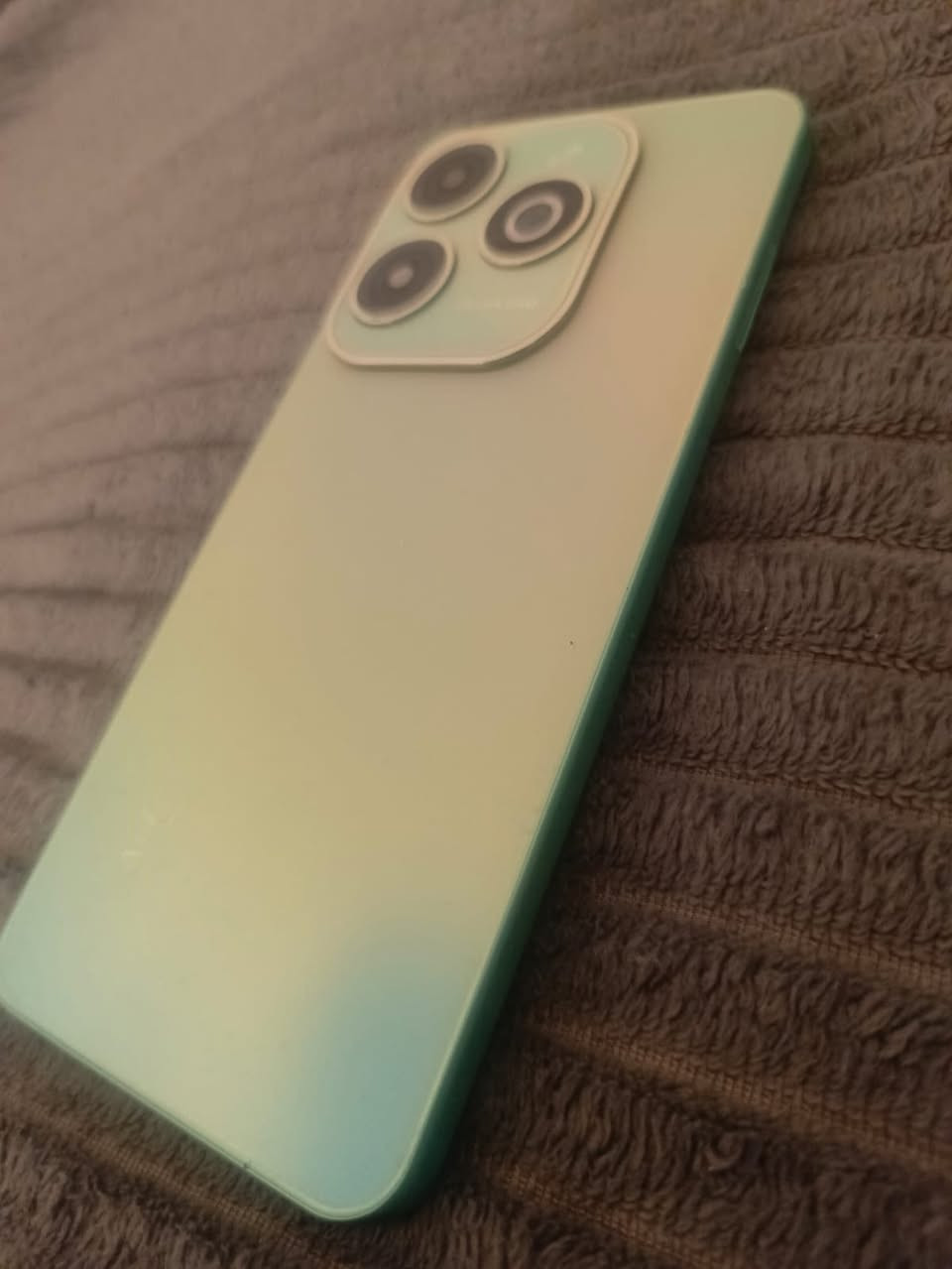 السلام عليكم
جهاز HERo c60
ذاكره 64 
كامل ملحقات 
جهاز نضيف كلش 
للبيع او مراوس مكاني كوت للاستفسار ***********
