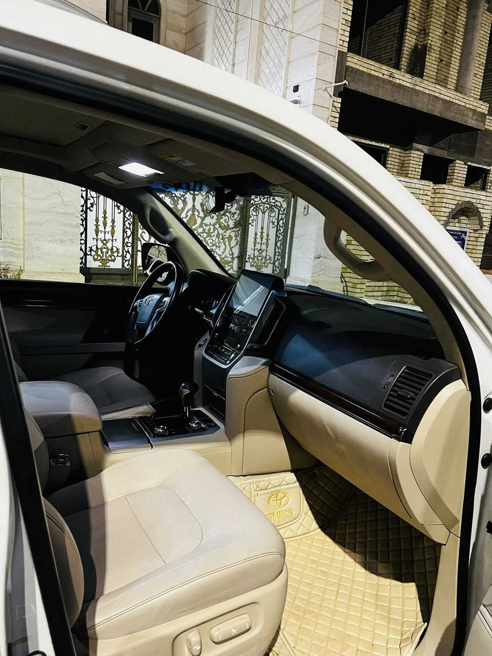 سلام عليكم لاندكروزر 2018 رقم بغداد عداد المشي 93 الف حقيقي وايتديشن مكفوله من الصبغ والبارد بسمي شرط التحويل سياره كير ومحرك والداخل والبدي الخارجي جديده بمعنى الكلمه مال جناي السعر 540 وبيهه مجال قليل الاتصال *********** او ***********
