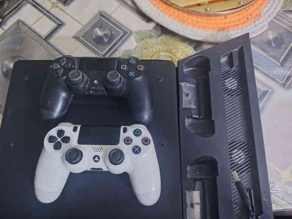 السلام عليكم ورحمة الله وبركاته بلاي ستيشن 4 السعر٥٠٠الف الرقم ***********
